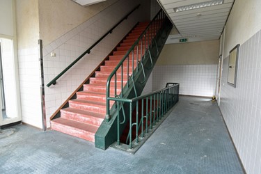 <p>De gemoderniseerde trap ter hoogte van de verdieping. </p>

